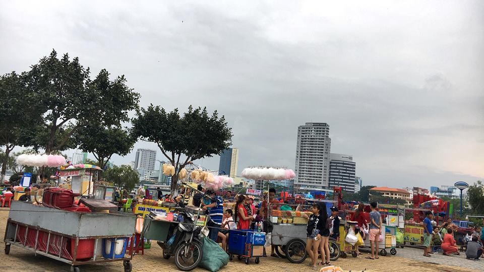 Hàng ngàn người chen kín tìm chỗ đẹp xem Lễ hội pháo hoa Đà Nẵng Hàng ngàn người chen kín tìm chỗ đẹp xem Lễ hội pháo hoa Đà Nẵng